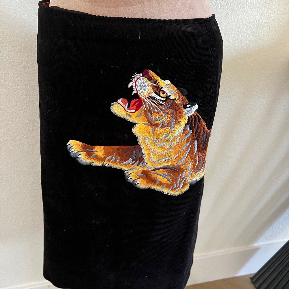 VERY RARE Vivienne Tam black corduroy skirt with embroidered tiger Size 2 (8-10)